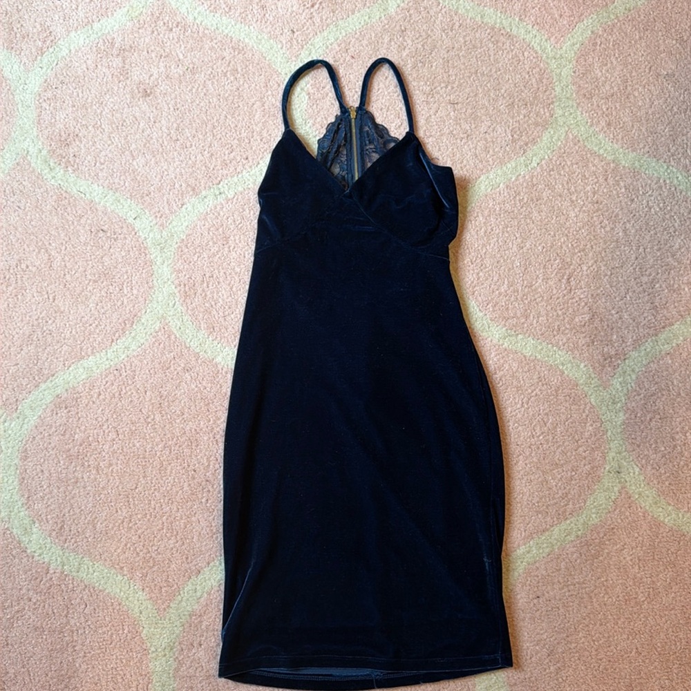 Lulu size small velvet dress lace details